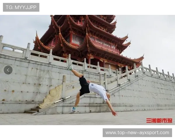 极限滑板场上选手完成完美后空翻